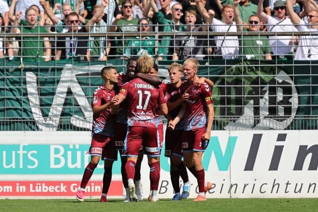 01.08.26, GER, Regionalliga Nord, Fussball, 1. Spieltag, Saison 2026 2027, Dietmar-Scholze-Stadion an der Lohmuehle, VfB Luebeck vs SC Weiche Flensburg Torjubel Jubel. Torschütze Torschuetze Kevin Ntika (SC Weiche Flensburg 08 05) jubelt ueber das Tor zum 1:1 Foto nordphoto GmbH Tauchnitz Luebeck Dietmar-Scholze-Stadion an der Lohmuehle SH Germany *** August 26, 2026, GER, Regionalliga Nord, Soccer, Matchday 1, 2026–2027 Season, Dietmar Scholze Stadium at the Lohmuehle, VfB Lübeck vs. SC Weiche Flensburg Goal celebration Cheering Goal scorer(s) Kevin Ntika SC Weiche Flensburg 08 05 celebrates the goal that tied the game at 1–1 Photo: nordphoto GmbH Tauchnitz Lübeck Dietmar Scholze Stadium an der Lohmuehle, SH, Germany Copyright: xnordphotoxGmbHx xTauchnitzx