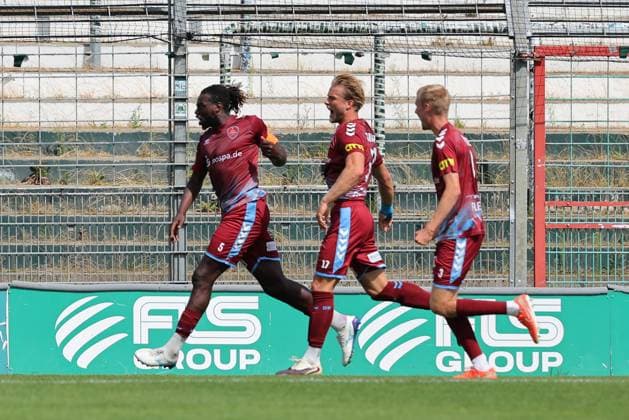 01.08.26, GER, Regionalliga Nord, Fussball, 1. Spieltag, Saison 2026 2027, Dietmar-Scholze-Stadion an der Lohmuehle, VfB Luebeck vs SC Weiche Flensburg Torjubel Jubel. Torschütze Torschuetze Kevin Ntika (SC Weiche Flensburg 08 05) jubelt ueber das Tor zum 1:1 Foto nordphoto GmbH Tauchnitz Luebeck Dietmar-Scholze-Stadion an der Lohmuehle SH Germany *** August 26, 2026, GER, Regionalliga Nord, Soccer, Matchday 1, 2026–2027 Season, Dietmar Scholze Stadium at the Lohmuehle, VfB Lübeck vs. SC Weiche Flensburg Goal celebration Cheering Goal scorer(s) Kevin Ntika SC Weiche Flensburg 08 05 celebrates the goal that tied the game at 1–1 Photo: nordphoto GmbH Tauchnitz Lübeck Dietmar Scholze Stadium an der Lohmuehle, SH, Germany Copyright: xnordphotoxGmbHx xTauchnitzx