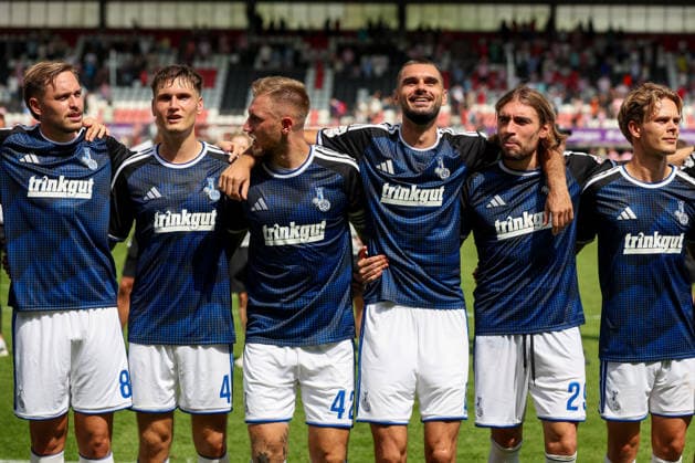 2026-08-01 Sparta Rotterdam v MSV Duisburg - Pre Season Friendly ROTTERDAM, NETHERLANDS - AUGUST 1: Aljaz Casar of MSV Duisburg, Martin Ens of MSV Duisburg, Alexander Hahn of MSV Duisburg, Rasim Bulic of MSV Duisburg, Joshua Bitter of MSV Duisburg, are thanking the fans for their support after the draw during the Pre Season Friendly match between Sparta Rotterdam and MSV Duisburg at Sparta-stadion Het Kasteel on August 1, 2026 in Rotterdam, Netherlands. Rotterdam Sparta-stadion Het Kasteel Netherlands Content not available for redistribution in The Netherlands directly or indirectly through any third parties. Copyright: xHansxvanxderxValkx
