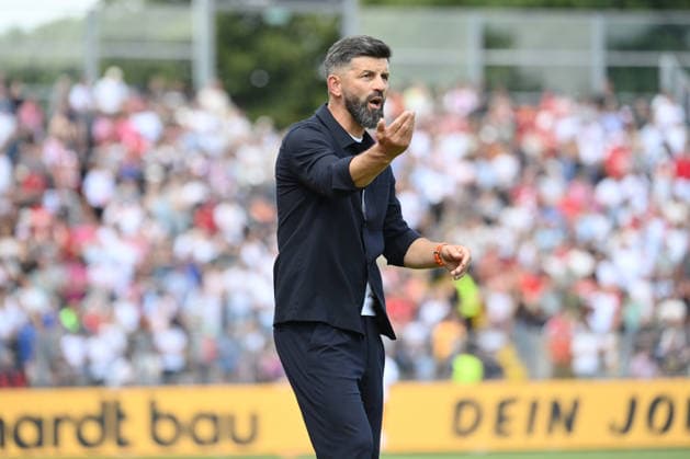 Trainer Miron Muslic (FC Schalke 04) 01.08.2026, Fussball, Saison 2026 2027, Testspiel, KSV Hessen Kassel - FC Schalke 04 Kassel Auestadion Deutschland *** Coach Miron Muslic, FC Schalke 04, August 1, 2026, Soccer, 2026–2027 Season, Friendly Match, KSV Hessen Kassel vs. FC Schalke 04, Auestadion, Kassel, Germany Team2