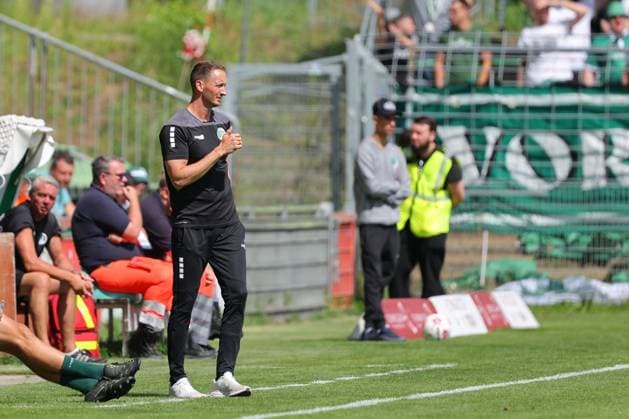 01.08.26, GER, Regionalliga Nord, Fussball, 1. Spieltag, Saison 2026 2027, Dietmar-Scholze-Stadion an der Lohmuehle, VfB Luebeck vs SC Weiche Flensburg Coachingzone Seitenlinie Trainerbereich Technische Zone. Trainer Kevin Rodewald (VfB Luebeck) Foto nordphoto GmbH Tauchnitz Luebeck Dietmar-Scholze-Stadion an der Lohmuehle SH Germany *** August 26, 2026, GER, Regionalliga Nord, Soccer, Matchday 1, 2026–2027 Season, Dietmar Scholze Stadium at the Lohmühle, VfB Lübeck vs. SC Weiche Flensburg Coaching Zone, Sideline, Coaches’ Area, Technical Zone, Coach Kevin Rodewald, VfB Lübeck, Photo: nordphoto GmbH, Tauchnitz, Lübeck, Dietmar Scholze Stadium at the Lohmühle, SH, Germany Copyright: xnordphotoxGmbHx xTauchnitzx