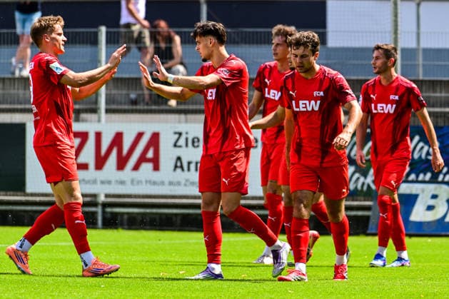 01.08.2026, GER, Fußball, Herren, RL Bayern, Saison 2026 2027, FC Memmingen vs SpVgg Ansbach Torjubel nach Tor zum 1:1, Torschütze Uros Micic (Memmingen, 11) in der Bildmitte Memmingen e-con ArenaPark Bayern Deutschland *** August 1, 2026, GER, Soccer, Men s, Bavarian Regional League, 2026–2027 Season, FC Memmingen vs. SpVgg Ansbach: Celebration after the 1–1 goal; goal scorer Uros Micic (Memmingen), No. 11 in the center of the photo; Memmingen, ArenaPark, Bavaria, Germany Copyright: xNordphotox xHafnerx