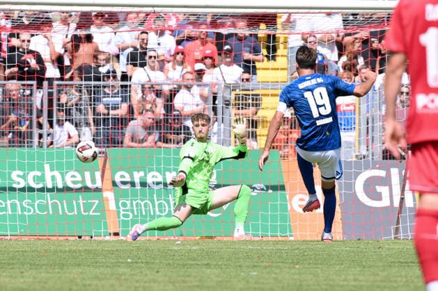 Kenan Karaman (FC Schalke 04) erzielt das Tor zum 0:1 01.08.2026, Fussball, Saison 2026 2027, Testspiel, KSV Hessen Kassel - FC Schalke 04 Kassel Auestadion Deutschland *** Kenan Karaman of FC Schalke 04 scores the goal to make it 0–1 on August 1, 2026; Soccer; 2026–2027 season; Friendly match; KSV Hessen Kassel vs. FC Schalke 04; Auestadion, Kassel, Germany Team2