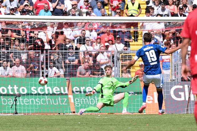 Kenan Karaman (FC Schalke 04) erzielt das Tor zum 0:1 01.08.2026, Fussball, Saison 2026 2027, Testspiel, KSV Hessen Kassel - FC Schalke 04 Kassel Auestadion Deutschland *** Kenan Karaman of FC Schalke 04 scores the goal to make it 0–1 on August 1, 2026; Soccer; 2026–2027 season; Friendly match; KSV Hessen Kassel vs. FC Schalke 04; Auestadion, Kassel, Germany Team2