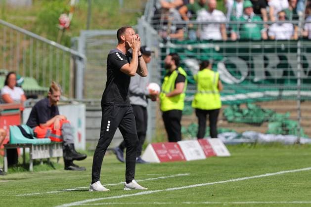 01.08.26, GER, Regionalliga Nord, Fussball, 1. Spieltag, Saison 2026 2027, Dietmar-Scholze-Stadion an der Lohmuehle, VfB Luebeck vs SC Weiche Flensburg Coachingzone Seitenlinie Trainerbereich Technische Zone. Trainer Kevin Rodewald (VfB Luebeck) Foto nordphoto GmbH Tauchnitz Luebeck Dietmar-Scholze-Stadion an der Lohmuehle SH Germany *** August 26, 2026, GER, Regionalliga Nord, Soccer, Matchday 1, 2026–2027 Season, Dietmar Scholze Stadium at the Lohmühle, VfB Lübeck vs. SC Weiche Flensburg Coaching Zone, Sideline, Coaches’ Area, Technical Zone, Coach Kevin Rodewald, VfB Lübeck, Photo: nordphoto GmbH, Tauchnitz, Lübeck, Dietmar Scholze Stadium at the Lohmühle, SH, Germany Copyright: xnordphotoxGmbHx xTauchnitzx