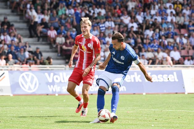 Kenan Karaman (FC Schalke 04) erzielt das Tor zum 0:1 01.08.2026, Fussball, Saison 2026 2027, Testspiel, KSV Hessen Kassel - FC Schalke 04 Kassel Auestadion Deutschland *** Kenan Karaman of FC Schalke 04 scores the goal to make it 0–1 on August 1, 2026; Soccer; 2026–2027 season; Friendly match; KSV Hessen Kassel vs. FC Schalke 04; Auestadion, Kassel, Germany Team2