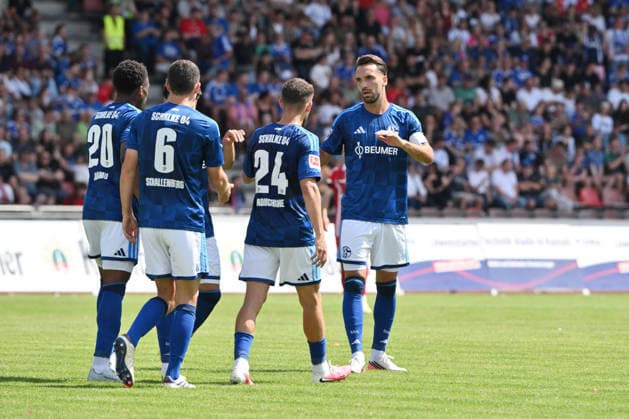 Jubel 0:1, v.re., Kenan Karaman (FC Schalke 04), Adil Aouchiche (FC Schalke 04), Ron Schallenberg (FC Schalke 04), Junior Adamu (FC Schalke 04) 01.08.2026, Fussball, Saison 2026 2027, Testspiel, KSV Hessen Kassel - FC Schalke 04 Kassel Auestadion Deutschland *** Cheers 0 1, v re, Kenan Karaman FC Schalke 04, Adil Aouchiche FC Schalke 04, Ron Schallenberg FC Schalke 04, Junior Adamu FC Schalke 04 January 8, 2026, Soccer, 2026–2027 season, Friendly match, KSV Hessen Kassel vs. FC Schalke 04, Auestadion, Kassel, Germany Team2