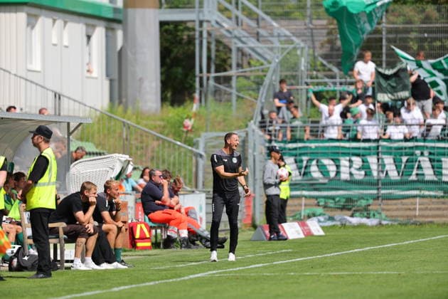 01.08.26, GER, Regionalliga Nord, Fussball, 1. Spieltag, Saison 2026 2027, Dietmar-Scholze-Stadion an der Lohmuehle, VfB Luebeck vs SC Weiche Flensburg Coachingzone Seitenlinie Trainerbereich Technische Zone. Trainer Kevin Rodewald (VfB Luebeck) Foto nordphoto GmbH Tauchnitz Luebeck Dietmar-Scholze-Stadion an der Lohmuehle SH Germany *** August 26, 2026, GER, Regionalliga Nord, Soccer, Matchday 1, 2026–2027 Season, Dietmar Scholze Stadium at the Lohmühle, VfB Lübeck vs. SC Weiche Flensburg Coaching Zone, Sideline, Coaches’ Area, Technical Zone, Coach Kevin Rodewald, VfB Lübeck, Photo: nordphoto GmbH, Tauchnitz, Lübeck, Dietmar Scholze Stadium at the Lohmühle, SH, Germany Copyright: xnordphotoxGmbHx xTauchnitzx