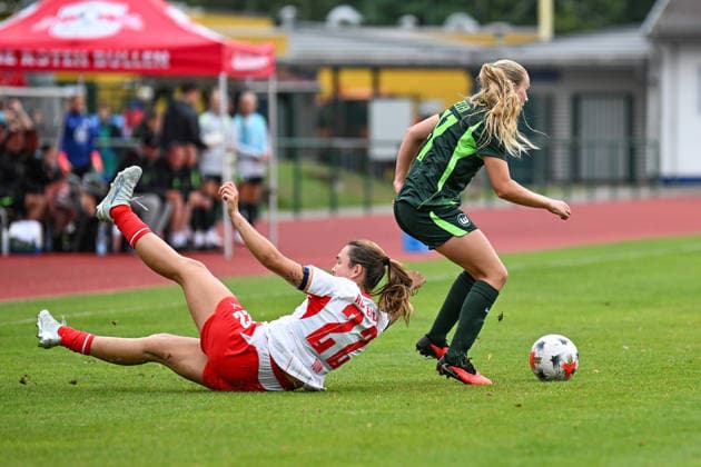 Fußball I Frauen I Saison 2026-2027 I Freundschaftsspiel I RB Leipzig - VfL Wolfsburg I 01.08.2026 Zweikampf Alieke Tuin (22, Rasenballsport Leipzig), Linnea Saelen (41, VfL Wolfsburg) Markranstädt Rasenplatz, Stadion am Bad Großfeld, Am Stadtbad 30 Sachsen Deutschland *** Soccer I Women I 2026–2027 Season I Friendly Match I RB Leipzig vs. VfL Wolfsburg I August 1, 2026: Tackle between Alieke Tuin (22), Rasenballsport Leipzig, and Linnea Saelen (41), VfL Wolfsburg Markranstädt Grass Field, Stadion am Bad Großfeld, Am Stadtbad 30, Saxony, Germany Copyright: xLobeca InesxHähnelx