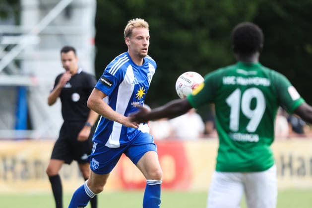 01.08.2026, Fussball, Herren, Regionalliga Nord, 1. Spieltag, HSC Hannover - BSV Kickers Emden Peer Mahncke (blau 5 BSV Kickers Emden) im Zweikampf mit Amoro Diedhiou (19 HSC Hannover) *** August 1, 2026, Soccer, Men s, Regionalliga Nord, Matchday 1, HSC Hannover vs. BSV Kickers Emden Peer Mahncke (blue, 5) of BSV Kickers Emden in a tackle with Amoro Diedhiou (19) of HSC Hannover