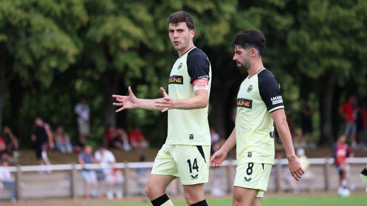 01.08.2026, xrekx, Fussball Testspiel, FC Metz - 1.FC Kaiserslautern v.l. Jacob Rasmussen (1.FC Kaiserslautern) Semih Sahin (1.FC Kaiserslautern) gibt Anweisungen, gestikuliert, mit den Armen gestikulieren gives instructions, gesticulate Halbzeit (DFL DFB REGULATIONS PROHIBIT ANY USE OF PHOTOGRAPHS as IMAGE SEQUENCES and or QUASI-VIDEO) Metz *** August 1, 2026, xrekx, Soccer Friendly Match, FC Metz 1 FC Kaiserslautern v l Jacob Rasmussen 1 FC Kaiserslautern Semih Sahin 1 FC Kaiserslautern gives instructions, gesticulates, gesticulates with his arms, gesticulates. Halftime. DFL DFB REGULATIONS PROHIBIT ANY USE OF PHOTOGRAPHS as IMAGE SEQUENCES and or QUASI-VIDEO. Metz