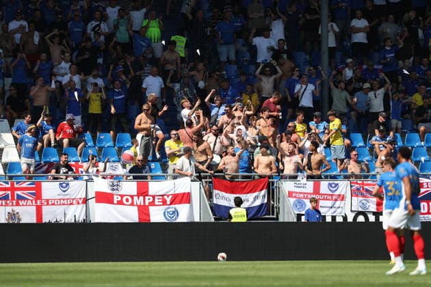 2026.08.01 Darmstadt, Testpiel SV Darmstadt 98 - FC Portsmouth v.l. FC Portsmouth Fans *** August 1, 2026, Darmstadt, Friendly Match: SV Darmstadt 98 vs. FC Portsmouth – FC Portsmouth Fans Copyright: HMBxMedia JoaquimxFerreira