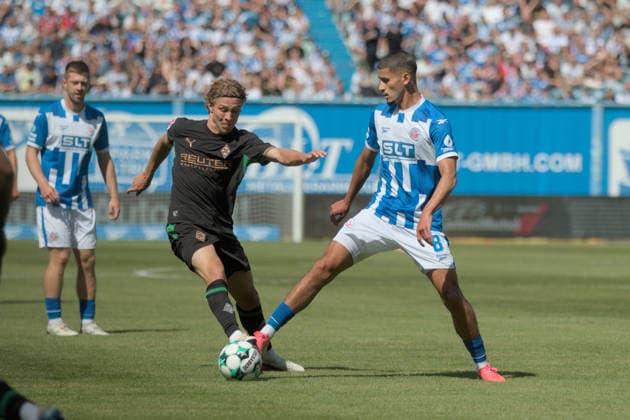 01.08.2026 Fußball Herren 2026 2027 Testspiel FC Hansa Rostock - VfL Borussia Mönchengladbach Ostseestadion Rostock Hugo Bolin (Mönchengladbach, 38, schwarz) ist vor Ouassim Karada (Rostock, 8, blau) am Ball. Rostock Mecklenburg-Vorpommern Deutschland *** August 1, 2026 Men s Soccer 2026–2027 Friendly Match FC Hansa Rostock vs. VfL Borussia Mönchengladbach Ostseestadion, Rostock Hugo Bolin (Mönchengladbach), 38, in black, is in front of Ouassim Karada (Rostock), 8, in blue, with the ball Rostock, Mecklenburg-Western Pomerania, Germany
