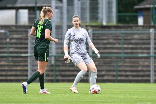 Fußball I Frauen I Saison 2026-2027 I Freundschaftsspiel I RB Leipzig - VfL Wolfsburg I 01.08.2026 Stina Johannes (1, VfL Wolfsburg) am Ball Freisteller, Nahaufnahme, Porträt, Portrait, Einzelfoto, Einzelbild, Körper Markranstädt Rasenplatz, Stadion am Bad Großfeld, Am Stadtbad 30 Sachsen Deutschland *** Soccer I Women s I 2026–2027 Season I Friendly Match I RB Leipzig vs. VfL Wolfsburg I August 1, 2026 Stina Johannes 1, VfL Wolfsburg in Action: Cutout, Close-up, Portrait, Single Photo, Single Image, Body; Markranstädt Grass Field, Stadion am Bad Großfeld, Am Stadtbad 30, Saxony, Germany Copyright: xLobeca InesxHähnelx
