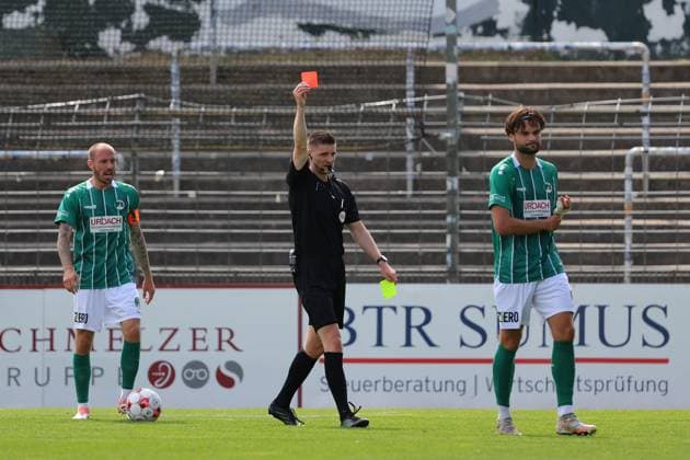 01.08.26, GER, Regionalliga Nord, Fussball, 1. Spieltag, Saison 2026 2027, Dietmar-Scholze-Stadion an der Lohmuehle, VfB Luebeck vs SC Weiche Flensburg Rot die Gelb Rote Karte Schiedsrichter Kevin Behrens zeigt Maximilian Schütt Maximilian Schuett (VfB Luebeck 23) die Rote Karte links Marvin Thiel (VfB Luebeck 13) Foto nordphoto GmbH Tauchnitz Luebeck Dietmar-Scholze-Stadion an der Lohmuehle SH Germany *** August 26, 2026, GER, Regionalliga Nord, Soccer, Matchday 1, 2026–2027 Season, Dietmar Scholze Stadium at the Lohmuehle, VfB Lübeck vs. SC Weiche Flensburg Red Card Referee Kevin Behrens shows Maximilian Schütt (VfB Lübeck, No. 23) a red card; on the left, Marvin Thiel (VfB Lübeck, No. 13). Photo: nordphoto GmbH, Tauchnitz, Lübeck. Dietmar Scholze Stadium an der Lohmuehle, SH, Germany Copyright: xnordphotoxGmbHx xTauchnitzx
