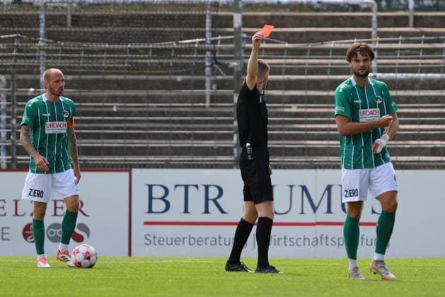 01.08.26, GER, Regionalliga Nord, Fussball, 1. Spieltag, Saison 2026 2027, Dietmar-Scholze-Stadion an der Lohmuehle, VfB Luebeck vs SC Weiche Flensburg Rot die Gelb Rote Karte Schiedsrichter Kevin Behrens zeigt Maximilian Schütt Maximilian Schuett (VfB Luebeck 23) die Rote Karte links Marvin Thiel (VfB Luebeck 13) Foto nordphoto GmbH Tauchnitz Luebeck Dietmar-Scholze-Stadion an der Lohmuehle SH Germany *** August 26, 2026, GER, Regionalliga Nord, Soccer, Matchday 1, 2026–2027 Season, Dietmar Scholze Stadium at the Lohmuehle, VfB Lübeck vs. SC Weiche Flensburg Red Card Referee Kevin Behrens shows Maximilian Schütt (VfB Lübeck, No. 23) a red card; on the left, Marvin Thiel (VfB Lübeck, No. 13). Photo: nordphoto GmbH, Tauchnitz, Lübeck. Dietmar Scholze Stadium an der Lohmuehle, SH, Germany Copyright: xnordphotoxGmbHx xTauchnitzx