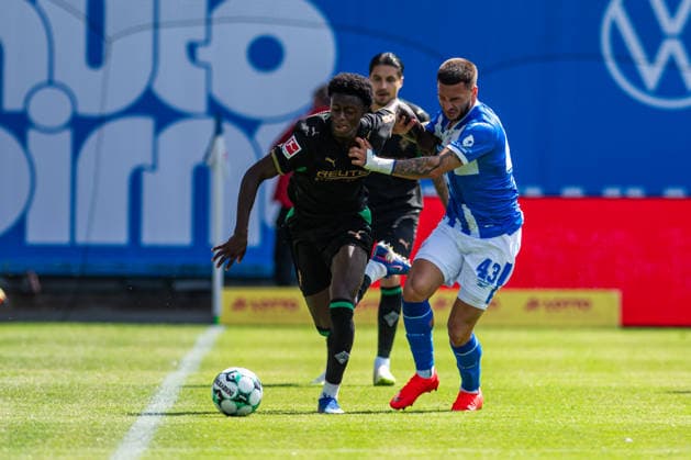 Rostock, Deutschland 01. August 2026: Testspiel - 2026 2027 - FC Hansa Rostock gegen Borussia Mönchengladbach Im Bild: v. li. im Zweikampf Divine Dillon Berko (Bor. Mönchengladbach) und Leon Dajaku (Hansa Rostock) *** Rostock, Germany, August 1, 2026. Friendly Match 2026–2027: FC Hansa Rostock vs. Borussia Mönchengladbach. Pictured, from left, in a tackle: Divine Dillon (Borussia Mönchengladbach) and Leon Dajaku (Hansa Rostock). Copyright: xFotostandx xVoelkerx