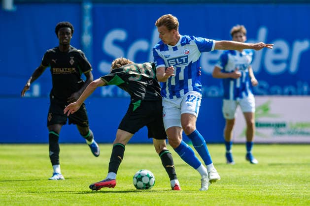 Rostock, Deutschland 01. August 2026: Testspiel - 2026 2027 - FC Hansa Rostock gegen Borussia Mönchengladbach Im Bild: v. li. im Zweikampf Hugo Bolin (Bor. Mönchengladbach) und Florian Carstens (Hansa Rostock) *** Rostock, Germany, August 1, 2026. Friendly Match 2026–2027: FC Hansa Rostock vs. Borussia Mönchengladbach. Pictured, from left, in a tackle: Hugo Bolin of Borussia Mönchengladbach and Florian Carstens of Hansa Rostock. Copyright: xFotostandx xVoelkerx
