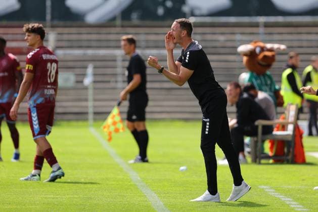 01.08.26, GER, Regionalliga Nord, Fussball, 1. Spieltag, Saison 2026 2027, Dietmar-Scholze-Stadion an der Lohmuehle, VfB Luebeck vs SC Weiche Flensburg Coachingzone Seitenlinie Trainerbereich Technische Zone. Trainer Kevin Rodewald (VfB Luebeck) gibt Anweisungen gestikuliert gibt Handzeichen Foto nordphoto GmbH Tauchnitz Luebeck Dietmar-Scholze-Stadion an der Lohmuehle SH Germany *** August 26, 2026, GER, Regionalliga Nord, Soccer, Matchday 1, 2026–2027 Season, Dietmar Scholze Stadium at the Lohmuehle, VfB Lübeck vs. SC Weiche Flensburg Coaching Zone, Sideline, Coaches’ Area, Technical Zone; Coach Kevin Rodewald of VfB Lübeck gives instructions, gestures, and signals with hand signals; Photo: nordphoto GmbH, Tauchnitz, Lübeck, Dietmar Scholze Stadium an der Lohmühle, SH, Germany Copyright: xnordphotoxGmbHx xTauchnitzx