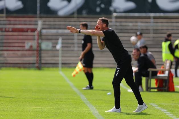 01.08.26, GER, Regionalliga Nord, Fussball, 1. Spieltag, Saison 2026 2027, Dietmar-Scholze-Stadion an der Lohmuehle, VfB Luebeck vs SC Weiche Flensburg Coachingzone Seitenlinie Trainerbereich Technische Zone. Trainer Kevin Rodewald (VfB Luebeck) gibt Anweisungen gestikuliert gibt Handzeichen Foto nordphoto GmbH Tauchnitz Luebeck Dietmar-Scholze-Stadion an der Lohmuehle SH Germany *** August 26, 2026, GER, Regionalliga Nord, Soccer, Matchday 1, 2026–2027 Season, Dietmar Scholze Stadium at the Lohmuehle, VfB Lübeck vs. SC Weiche Flensburg Coaching Zone, Sideline, Coaches’ Area, Technical Zone; Coach Kevin Rodewald of VfB Lübeck gives instructions, gestures, and signals with hand signals; Photo: nordphoto GmbH, Tauchnitz, Lübeck, Dietmar Scholze Stadium an der Lohmühle, SH, Germany Copyright: xnordphotoxGmbHx xTauchnitzx