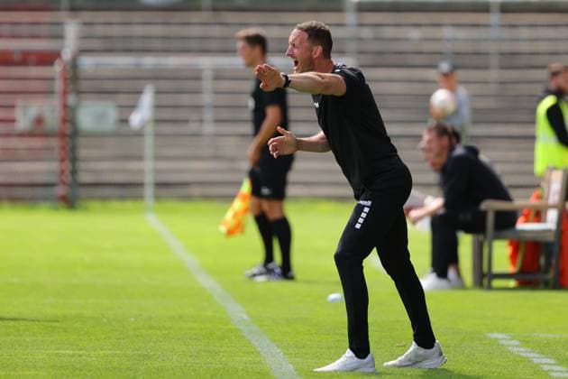 01.08.26, GER, Regionalliga Nord, Fussball, 1. Spieltag, Saison 2026 2027, Dietmar-Scholze-Stadion an der Lohmuehle, VfB Luebeck vs SC Weiche Flensburg Coachingzone Seitenlinie Trainerbereich Technische Zone. Trainer Kevin Rodewald (VfB Luebeck) gibt Anweisungen gestikuliert gibt Handzeichen Foto nordphoto GmbH Tauchnitz Luebeck Dietmar-Scholze-Stadion an der Lohmuehle SH Germany *** August 26, 2026, GER, Regionalliga Nord, Soccer, Matchday 1, 2026–2027 Season, Dietmar Scholze Stadium at the Lohmuehle, VfB Lübeck vs. SC Weiche Flensburg Coaching Zone, Sideline, Coaches’ Area, Technical Zone; Coach Kevin Rodewald of VfB Lübeck gives instructions, gestures, and signals with hand signals; Photo: nordphoto GmbH, Tauchnitz, Lübeck, Dietmar Scholze Stadium an der Lohmühle, SH, Germany Copyright: xnordphotoxGmbHx xTauchnitzx