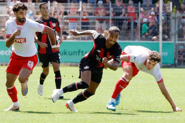 Leverkusen, Deutschland, Germany 1. Fussball Bundesliga, Saison 2026 2027 Testspiel Bayer 04 Leverkusen : Rot-Weiss Essen 3-0 am 01. 08. 2026 im Ulrich - Haberland Stadion in Leverkusen Ekin Ã‡elebi (RWE) li.- ARTHUR (LEV) und Max Geschwill (RWE) v.li.n.re.- Photo: Norbert Schmidt, Duesseldorf *** Leverkusen, Germany, Germany 1 Bundesliga, 2026–2027 season Friendly match Bayer 04 Leverkusen vs. Rot-Weiss Essen 3–0 on August 1, 2026, at the Ulrich Haberland Stadium in Leverkusen Ekin Çelebi (RWE, left), ARTHUR LEV, and Max Geschwill (RWE, right) Photo by Norbert Schmidt, Düsseldorf