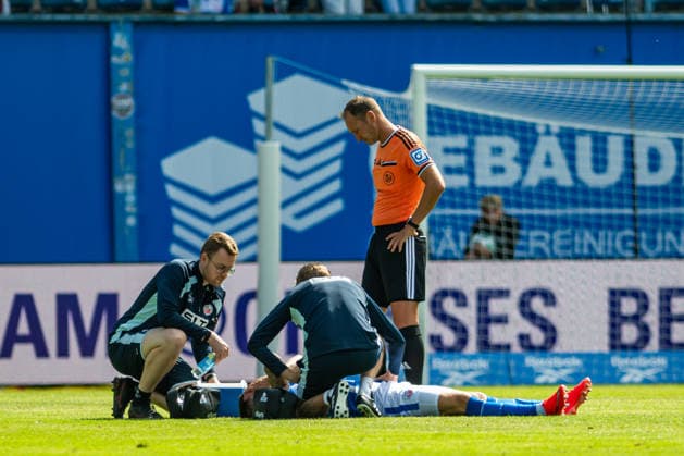 Rostock, Deutschland 01. August 2026: Testspiel - 2026 2027 - FC Hansa Rostock gegen Borussia Mönchengladbach Im Bild: Leon Dajaku (Hansa Rostock) verletzt am Boden *** Rostock, Germany, August 1, 2026; 2026-2027 preseason match: FC Hansa Rostock vs. Borussia Mönchengladbach. Pictured: Leon Dajaku of Hansa Rostock, injured on the ground. Copyright: xFotostandx xVoelkerx