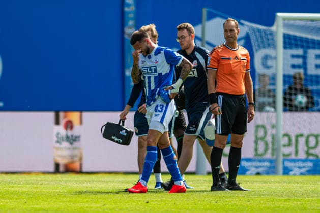 Rostock, Deutschland 01. August 2026: Testspiel - 2026 2027 - FC Hansa Rostock gegen Borussia Mönchengladbach Im Bild: 2.v.li. Leon Dajaku (Hansa Rostock) muss verletzt ausgewechselt werden *** Rostock, Germany, August 1, 2026, Friendly Match 2026–2027: FC Hansa Rostock vs. Borussia Mönchengladbach. Pictured, second from the left: Leon Dajaku of Hansa Rostock, who had to be substituted due to injury. Copyright: xFotostandx xVoelkerx