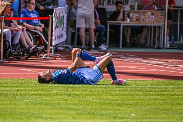 01.08.2026, Fussball, Saison 2026 2027, Testspiel, KSV Hessen Kassel - FC Schalke 04, Dejan Ljubicic (FC Schalke 04) fasst sich ans Knie xRHR-FOTO YYx *** August 1, 2026, Soccer, 2026–2027 Season, Friendly Match, KSV Hessen Kassel vs. FC Schalke 04, Dejan Ljubicic of FC Schalke 04 holds his knee xRHR PHOTO YYx Copyright: KROEGER RHR-FOTOx RHR-FOTO YY