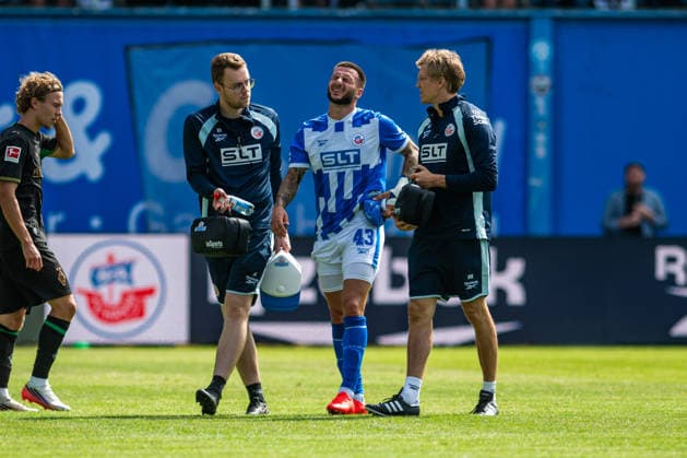 Rostock, Deutschland 01. August 2026: Testspiel - 2026 2027 - FC Hansa Rostock gegen Borussia Mönchengladbach Im Bild: 2.v.li. Leon Dajaku (Hansa Rostock) muss verletzt ausgewechselt werden *** Rostock, Germany, August 1, 2026; 2026-2027 preseason match: FC Hansa Rostock vs. Borussia Mönchengladbach; In the photo, second from the left: Leon Dajaku of Hansa Rostock has to be substituted due to injury Copyright: xFotostandx xVoelkerx