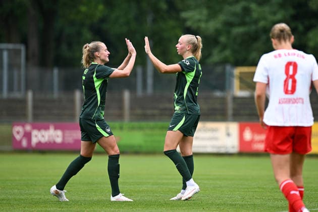 Fußball I Frauen I Saison 2026-2027 I Freundschaftsspiel I RB Leipzig - VfL Wolfsburg I 01.08.2026 Torjubel Janina Minge (6, VfL Wolfsburg) gratuliert Torschützin Ella Peddemors (5, VfL Wolfsburg) und klatscht mit ihr ab Markranstädt Rasenplatz, Stadion am Bad Großfeld, Am Stadtbad 30 Sachsen Deutschland *** Soccer I Women’s I 2026–2027 Season I Friendly Match I RB Leipzig vs. VfL Wolfsburg I August 1, 2026 Goal celebration by Janina Minge 6, VfL Wolfsburg congratulates goal scorer Ella Peddemors 5, VfL Wolfsburg and high-fives her Markranstädt Grass Field, Stadion am Bad Großfeld, Am Stadtbad 30 Saxony, Germany Copyright: xLobeca InesxHähnelx