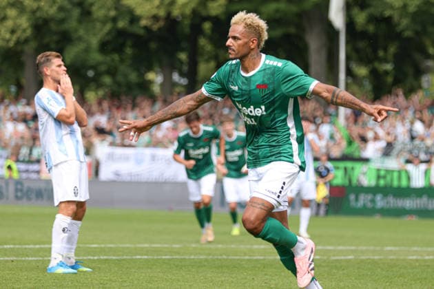 01.08.2026, Herren, Fussball, Saison 2026 2027, Regionalliga Bayern, 2. Spieltag: 1. FC Schweinfurt 1905 - TSV 1860 München Torschütze Mike Dellinger (FC Schweinfurt 05, 10) feiert sein Tor zum 2:1 Schweinfurt Riedel-Bau-Arena im Sachs-Stadio Bayern Unterfranken Deutschland *** August 1, 2026, Men s Soccer, 2026–2027 Season, Bavarian Regional League, Matchday 2: 1 FC Schweinfurt 1905 vs. TSV 1860 Munich. Goal scorer Mike Dellinger of FC Schweinfurt 05, No. 10, celebrates his goal to make it 2–1 at the Schweinfurt Riedel Bau Arena in the Sachs Stadium, Bavaria, Lower Franconia, Germany