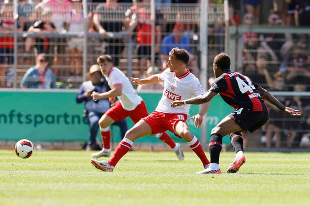 Fußball Testspiel Bayer 04 Leverkusen - Rot-Weiss Essen am 01.08.2026 im Ulrich-Haberland-Stadion in Ulrich-Haberland-Stadion Jeanuel Belocian ( Bayer 04 Leverkusen ), Marvin Obuz ( Rot-Weiss Essen ) *** Soccer Friendly Match: Bayer 04 Leverkusen vs. Rot Weiss Essen on August 1, 2026, at Ulrich Haberland Stadium. Jeanuel Belocian (Bayer 04 Leverkusen), Marvin Obuz (Rot Weiss Essen)