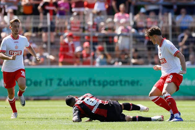 Fußball Testspiel Bayer 04 Leverkusen - Rot-Weiss Essen am 01.08.2026 im Ulrich-Haberland-Stadion in Ulrich-Haberland-Stadion Marvin Obuz ( Rot-Weiss Essen ), Equi Fernandez ( Bayer 04 Leverkusen ), Jaka Cuber Potocnik ( Rot-Weiss Essen ) *** Soccer Friendly Match: Bayer 04 Leverkusen vs. Rot Weiss Essen on August 1, 2026, at Ulrich Haberland Stadium. Marvin Obuz (Rot Weiss Essen), Equi Fernandez (Bayer 04 Leverkusen), Jaka Cuber Potocnik (Rot Weiss Essen)