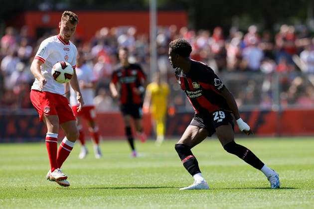 Fußball Testspiel Bayer 04 Leverkusen - Rot-Weiss Essen am 01.08.2026 im Ulrich-Haberland-Stadion in Ulrich-Haberland-Stadion Marvin Obuz ( Rot-Weiss Essen ), Farid Alfa-Ruprecht ( Bayer 04 Leverkusen ) *** Soccer Friendly Match: Bayer 04 Leverkusen vs. Rot Weiss Essen on August 1, 2026, at Ulrich Haberland Stadium. Marvin Obuz (Rot Weiss Essen), Farid Alfa Ruprecht (Bayer 04 Leverkusen)