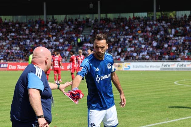Kassel, Deutschland 01. August 2026: Testspiel - 2026 2027 - KSV Hessen Kassel gegen FC Schalke 04 Im Bild: Kenan Karaman (S04) übergibt den Spielwimpel vor dem Spiel Auestadion Hessen *** Kassel, Germany, August 1, 2026; 2026-2027 Friendly Match: KSV Hessen Kassel vs. FC Schalke 04; Pictured: Kenan Karaman of S04 presenting the match pennant before the game at Auestadion Hessen Copyright: xFotostandx xFabianxWernerx