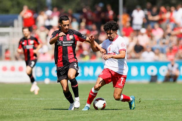 Fußball Testspiel Bayer 04 Leverkusen - Rot-Weiss Essen am 01.08.2026 im Ulrich-Haberland-Stadion in Ulrich-Haberland-Stadion Lucas Vazquez ( Bayer 04 Leverkusen ), Aiman Dardari ( Rot-Weiss Essen ) *** Soccer Friendly Match: Bayer 04 Leverkusen vs. Rot Weiss Essen on August 1, 2026, at Ulrich Haberland Stadium. Lucas Vazquez (Bayer 04 Leverkusen), Aiman Dardari (Rot Weiss Essen)