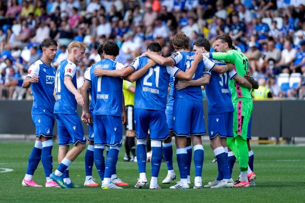 Spieler der TSG 1899 Hoffenheim, schwören sich mit einem Mannschaftskreis vor dem Anpfiff ein, Kreis, Teamkreis, Konzentration, Kameradschaft, Ansprache, Motivation, 01.08.2026, Sinsheim (Deutschland), Fussball, Testspiel, TSG 1899 Hoffenheim - Karlsruher SC, DFB DFL REGULATIONS PROHIBIT ANY USE OF PHOTOGRAPHS AS IMAGE SEQUENCES AND OR QUASI-VIDEO. *** TSG 1899 Hoffenheim players gather in a team huddle before kickoff; huddle, team huddle, concentration, camaraderie, pep talk, motivation, August 1, 2026, Sinsheim, Germany, soccer, friendly match, TSG 1899 Hoffenheim vs. Karlsruher SC, DFB and DFL regulations prohibit any use of photographs as image sequences and or quasi-video xozx