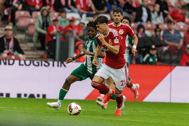 01.08.2026, GER, Testspiel, Saison 2026 2027), FC Energie Cottbus - SV Werder Bremen. Justin Njinmah (SV Werder Bremen 11) im Zweikampf gegen Justin Butler (FC Energie Cottbus 31) Cottbus Stadion der Freundschaft Brandenburg Deutschland *** August 1, 2026, GER, Friendly Match, 2026–2027 Season, FC Energie Cottbus vs. SV Werder Bremen; Justin Njinmah (SV Werder Bremen, No. 11) in a tackle against Justin Butler (FC Energie Cottbus, No. 31); Cottbus Stadion der Freundschaft, Brandenburg, Germany Copyright: xnordphotoxGmbHx xTrienitzx