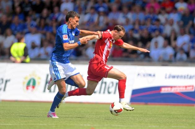 Zweikampf zwischen Dejan Ljubicic (FC Schalke 04 21) und Joel Richter (KSV Hessen Kassel 37) (R), GER, KSV Hessen Kassel vs FC Schalke 04, Fussball, Regionalliga Suedwest, Saison 2026-2027, Testspiel, 01.08.2026, GER, Fussball, Regionalliga Suedwest - KSV Hessen Kassel vs FC Schalke 04, 01.08.2026 Kassel *** Tackle between Dejan Ljubicic (FC Schalke 04 21) and Joel Richter (KSV Hessen Kassel 37 R), GER, KSV Hessen Kassel vs. FC Schalke 04, Soccer, Regionalliga Southwest, 2026–2027 season, Friendly match, August 1, 2026, GER, Soccer, Regionalliga Southwest, KSV Hessen Kassel vs. FC Schalke 04, August 1, 2026, Kassel Copyright: xRolandxSippelx-xEibner-Pressefotox EP_RSL
