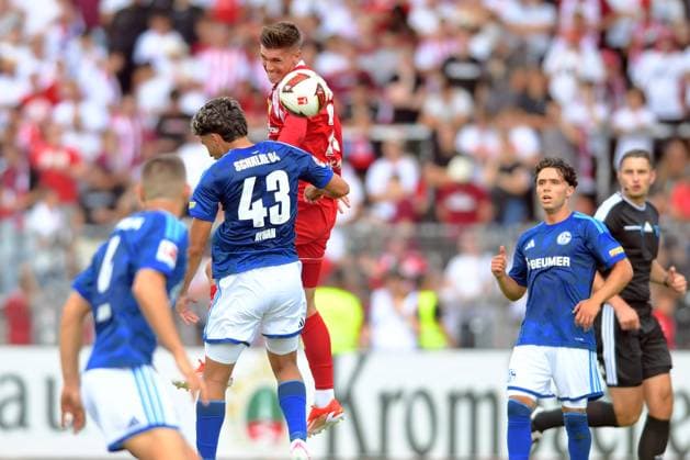 Kopfballduell zwischen Jan Dahlke (KSV Hessen Kassel 25) (hinten) und Mertcan Ayhan (FC Schalke 04 43), GER, KSV Hessen Kassel vs FC Schalke 04, Fussball, Regionalliga Suedwest, Saison 2026-2027, Testspiel, 01.08.2026, GER, Fussball, Regionalliga Suedwest - KSV Hessen Kassel vs FC Schalke 04, 01.08.2026 Kassel *** Heading duel between Jan Dahlke (KSV Hessen Kassel 25, defender) and Mertcan Ayhan (FC Schalke 04 43), GER, KSV Hessen Kassel vs. FC Schalke 04, Soccer, Regionalliga Southwest, 2026–2027 season, Friendly match, August 1, 2026, GER, Soccer, Regionalliga Southwest, KSV Hessen Kassel vs. FC Schalke 04, August 1, 2026, Kassel Copyright: xRolandxSippelx-xEibner-Pressefotox EP_RSL