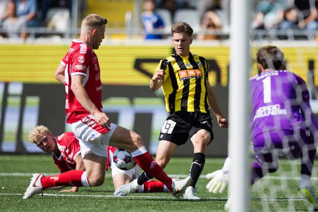 260801 Häckens Adrian Svanbäck och Kalmars Lars Saetra under fotbollsmatchen i Allsvenskan mellan Häcken och Kalmar den 1 augusti 2026 i Göteborg. *** 260801 Häcken s Adrian Svanbäck and Kalmar s Lars Saetra during the Allsvenskan soccer match between Häcken and Kalmar on August 1, 2026, in Gothenburg  Copyright: MICHAELxERICHSEN BB260801MI013