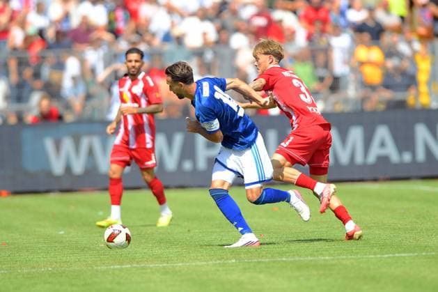 Zweikampf zwischen Kenan Karaman (FC Schalke 04 19) (vorne) und Nick Rothweiler (KSV Hessen Kassel 33), GER, KSV Hessen Kassel vs FC Schalke 04, Fussball, Regionalliga Suedwest, Saison 2026-2027, Testspiel, 01.08.2026, GER, Fussball, Regionalliga Suedwest - KSV Hessen Kassel vs FC Schalke 04, 01.08.2026 Kassel *** Head-to-head between Kenan Karaman (FC Schalke 04 19) and Nick Rothweiler (KSV Hessen Kassel 33), GER, KSV Hessen Kassel vs. FC Schalke 04, Soccer, Regionalliga Southwest, 2026–2027 season, Friendly Match, August 1, 2026, GER, Soccer, Regionalliga Southwest, KSV Hessen Kassel vs. FC Schalke 04, August 1, 2026, Kassel Copyright: xRolandxSippelx-xEibner-Pressefotox EP_RSL
