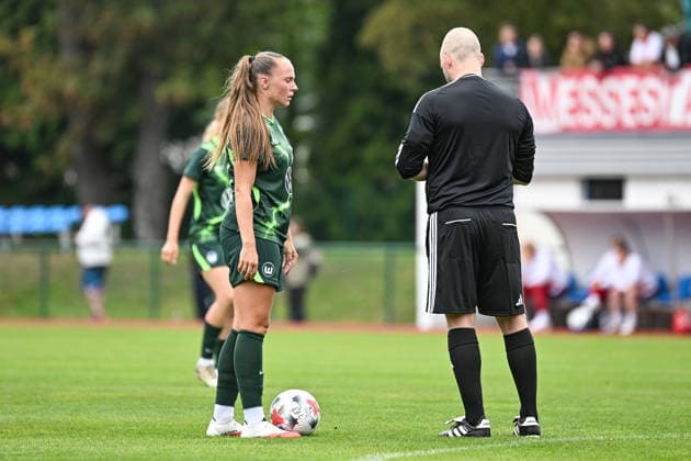 Fußball I Frauen I Saison 2026-2027 I Freundschaftsspiel I RB Leipzig - VfL Wolfsburg I 01.08.2026 Lou Bogaert (23, VfL Wolfsburg) hat sich den Ball für den Freistoß zurecht gelegt Markranstädt Rasenplatz, Stadion am Bad Großfeld, Am Stadtbad 30 Sachsen Deutschland *** Soccer I Women I 2026–2027 Season I Friendly Match I RB Leipzig vs. VfL Wolfsburg I August 1, 2026 Lou Bogaert 23, VfL Wolfsburg has placed the ball for the free kick at Markranstädt Grass Field, Stadion am Bad Großfeld, Am Stadtbad 30, Saxony, Germany Copyright: xLobeca InesxHähnelx
