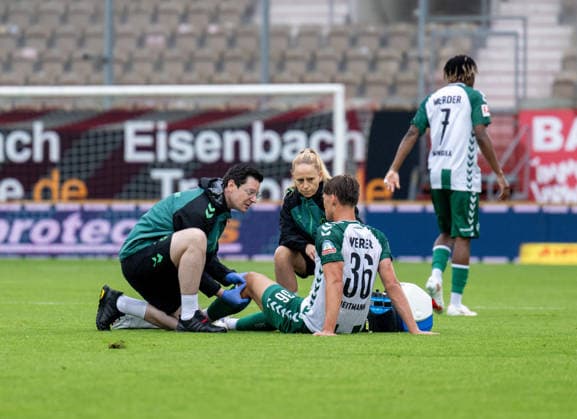Fußball, Herren, Testspiel, Saison 2026 2027, FC Energie Cottbus - SV Werder Bremen, Mats Heitmann (Werder Bremen) wird behandelt, 01.08. 2026, *** Soccer, Men s, Friendly Match, 2026–2027 Season, FC Energie Cottbus vs. SV Werder Bremen, Mats Heitmann of Werder Bremen is receiving treatment, August 1, 2026, Copyright: xSebastianxRäppold MatthiasxKochx