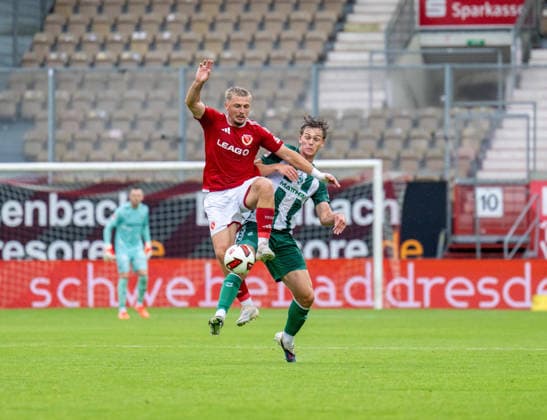 Fußball, Herren, Testspiel, Saison 2026 2027, FC Energie Cottbus - SV Werder Bremen, v.l. Erik Engelhardt (Energie Cottbus), Mats Heitmann (Werder Bremen), 01.08. 2026, *** Soccer, Men s, Friendly Match, 2026–2027 Season, FC Energie Cottbus vs. SV Werder Bremen, from left: Erik Engelhardt (Energie Cottbus), Mats Heitmann (Werder Bremen), August 1, 2026, Copyright: xSebastianxRäppold MatthiasxKochx