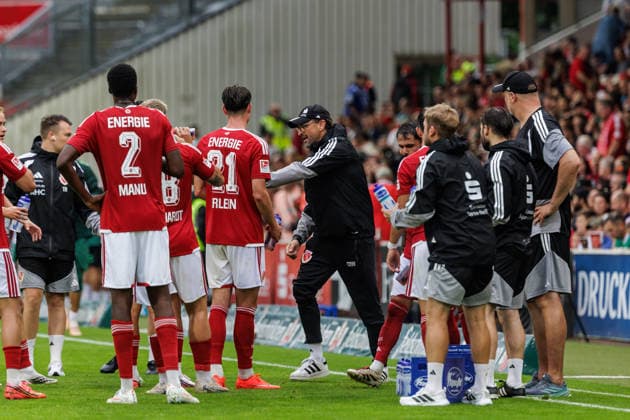01.08.2026, GER, Testspiel, Saison 2026 2027), FC Energie Cottbus - SV Werder Bremen. Claus-Dieter Wollitz (Coach FC Energie Cottbus) spricht mit seinen Spielern Cottbus Stadion der Freundschaft Brandenburg Deutschland *** August 1, 2026, GER, Friendly Match, 2026–2027 Season, FC Energie Cottbus vs. SV Werder Bremen; Claus Dieter Wollitz, coach of FC Energie Cottbus, talks with his players at Cottbus s Stadion der Freundschaft in Brandenburg, Germany Copyright: xnordphotoxGmbHx xTrienitzx