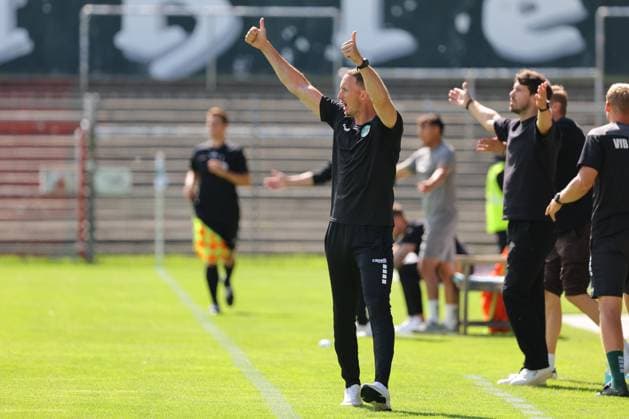 01.08.26, GER, Regionalliga Nord, Fussball, 1. Spieltag, Saison 2026 2027, Dietmar-Scholze-Stadion an der Lohmuehle, VfB Luebeck vs SC Weiche Flensburg Coachingzone Seitenlinie Trainerbereich Technische Zone. Trainer Kevin Rodewald (VfB Luebeck) Daumen hoch Foto nordphoto GmbH Tauchnitz Luebeck Dietmar-Scholze-Stadion an der Lohmuehle SH Germany *** August 26, 2026, GER, Regionalliga Nord, Soccer, Matchday 1, 2026–2027 Season, Dietmar Scholze Stadium at the Lohmühle, VfB Lübeck vs. SC Weiche Flensburg Coaching zone, sideline, coaches area, technical zone; Coach Kevin Rodewald, VfB Lübeck, giving a thumbs-up; Photo: nordphoto GmbH, Tauchnitz, Lübeck, Dietmar Scholze Stadium at the Lohmühle, SH, Germany Copyright: xnordphotoxGmbHx xTauchnitzx