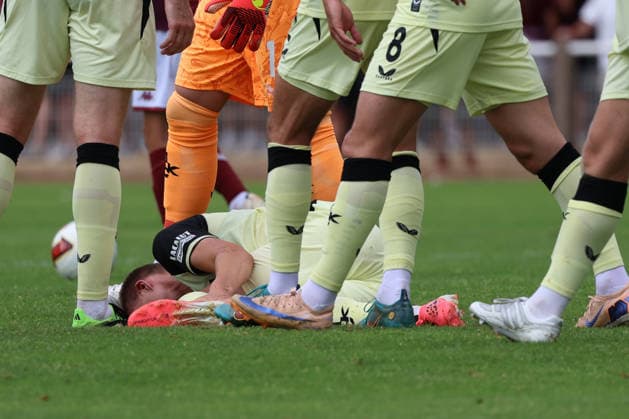 01.08.2026, xrekx, Fussball Testspiel, FC Metz - 1.FC Kaiserslautern v.l. Fabian Kunze (1.FC Kaiserslautern) verletzt, Verletzung, Schmerz, Schmerzen, injured, injury, pain, pains (DFL DFB REGULATIONS PROHIBIT ANY USE OF PHOTOGRAPHS as IMAGE SEQUENCES and or QUASI-VIDEO) Metz *** August 1, 2026, xrekx, Soccer Friendly Match, FC Metz 1 FC Kaiserslautern v l Fabian Kunze 1 FC Kaiserslautern injured, injury, pain, pains DFL DFB REGULATIONS PROHIBIT ANY USE OF PHOTOGRAPHS as IMAGE SEQUENCES and or QUASI-VIDEO Metz