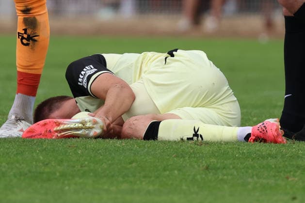 01.08.2026, xrekx, Fussball Testspiel, FC Metz - 1.FC Kaiserslautern v.l. Fabian Kunze (1.FC Kaiserslautern) verletzt, Verletzung, Schmerz, Schmerzen, injured, injury, pain, pains (DFL DFB REGULATIONS PROHIBIT ANY USE OF PHOTOGRAPHS as IMAGE SEQUENCES and or QUASI-VIDEO) Metz *** August 1, 2026, xrekx, Soccer Friendly Match, FC Metz 1 FC Kaiserslautern v l Fabian Kunze 1 FC Kaiserslautern injured, injury, pain, pains DFL DFB REGULATIONS PROHIBIT ANY USE OF PHOTOGRAPHS as IMAGE SEQUENCES and or QUASI-VIDEO Metz